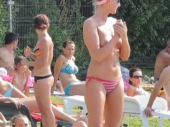 Bikini Schulmädchen in der Brause aufgenommen