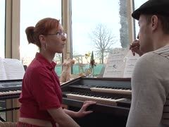 Lehrer poppt Schülerin in der Klavierstunde