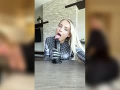 Das blonde Camluder reitet auf ihrem Toy